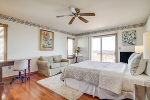 4 bedrooms, desk, iron/ironing board, internet - Boat Dock! Waterfront Group Getaway in Ocean Pines (Ocean Pines)