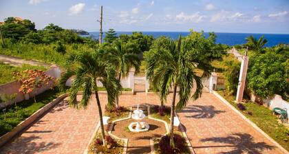Spacious Seaside Retreat with Breathtaking Views & Grand Design - Near Ocho Rios