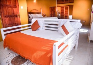 3 bedrooms, desk, iron/ironing board, free WiFi