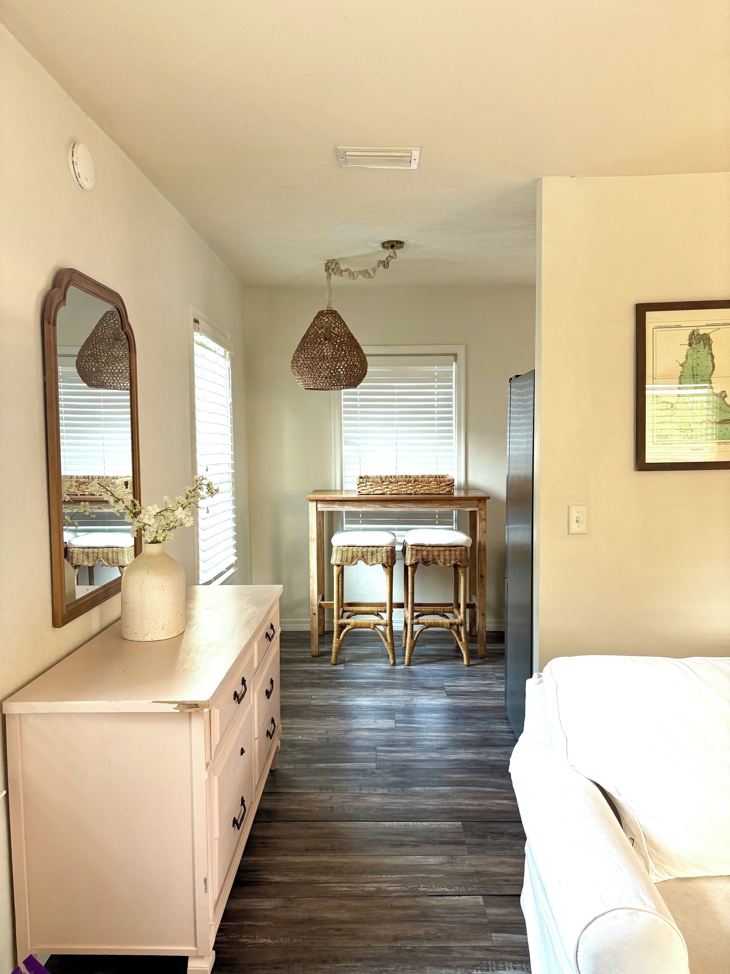 2 bedrooms, internet, bed sheets