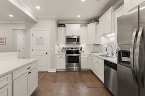 Private kitchen - Private end unit townhome. Pet friendly! 5 minutes from the beach! And a Pool! (St. Simons Island)
