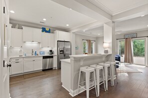 Private kitchen - Private end unit townhome. Pet friendly! 5 minutes from the beach! And a Pool! (St. Simons Island)