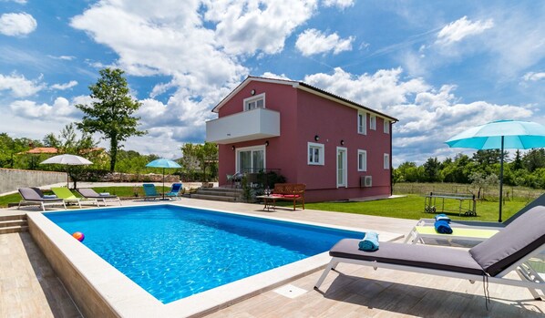 Lämmitetty uima-allas