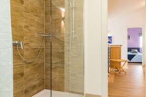 Dusche, Haartrockner, Bidet, Handtücher