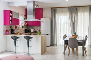 Réfrigérateur, micro-ondes, four, plaque de cuisson