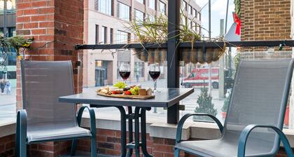 Wrigley Field Rooftop Apartment! - CUBS SEASON OPEN