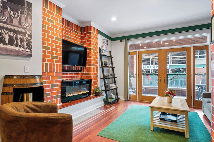 Wrigley Field Rooftop Apartment! - Cubs Season Open - Evanston, IL