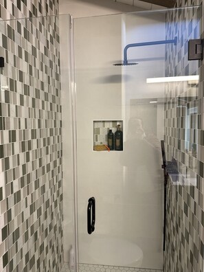 Haartrockner, Handtücher, Seife, Toilettenpapier