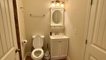 Douche, sĂšche-cheveux, serviettes fournies, savon