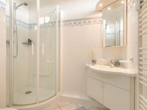 Douche, sèche-cheveux, serviettes fournies