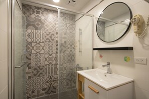 Hair dryer, slippers - Kenting Shin Yu Homestay  (Hengchun)