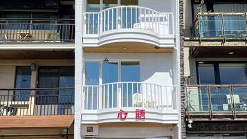 Vista frontal de la propiedad