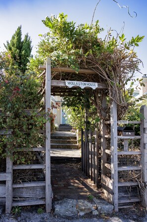 Traditional House | Garden view - Wollaston House by the BnB Collection (Albany)