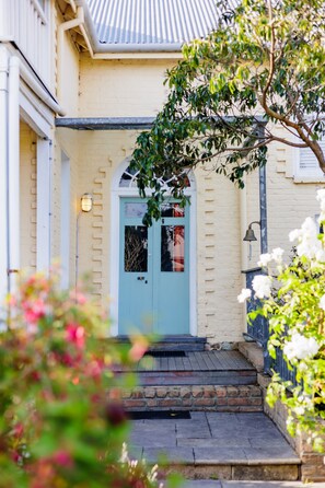 Traditional House | Garden view - Wollaston House by the BnB Collection (Albany)