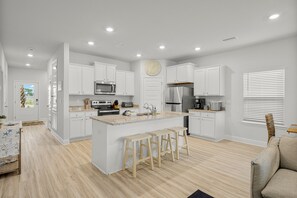 Mikrobølgeovn, ovn, kokeplater og oppvaskmaskin