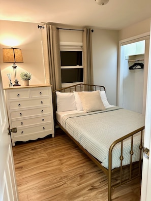 2 bedrooms, desk, iron/ironing board, WiFi - Experience Forest Park living near Top Places like downtown Chicago  (Forest Park)