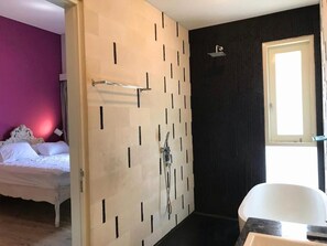 Douche, sèche-cheveux, serviettes fournies, savon