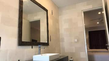 Douche, sèche-cheveux, serviettes fournies, savon