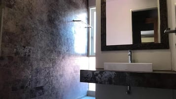 Ducha, secador de pelo, toallas, jabón