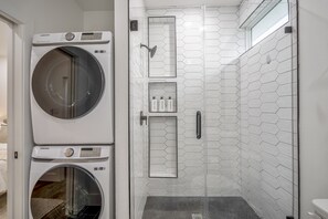Dusche, Haartrockner, Handtücher, Seife