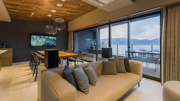 行政客房, 多張床, 非吸煙房 (Dog Friendlyl, Suite) | 客廳 | 平面電視、加熱地板