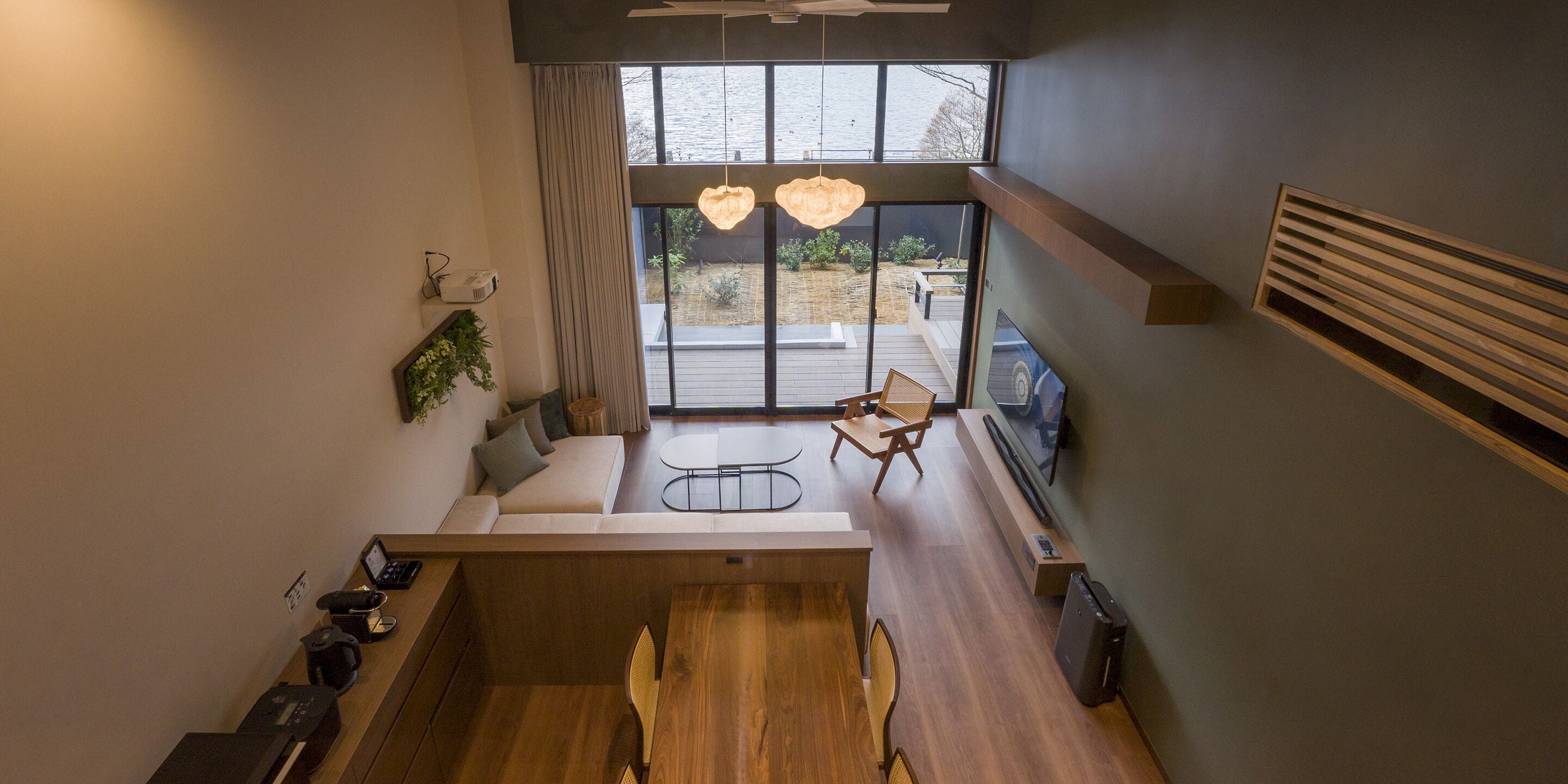 Een modern interieur met een eethoek, zitplaatsen en uitzicht op het buitenland.