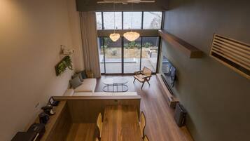 Een modern interieur met een eethoek, zitplaatsen en uitzicht op het buitenland.