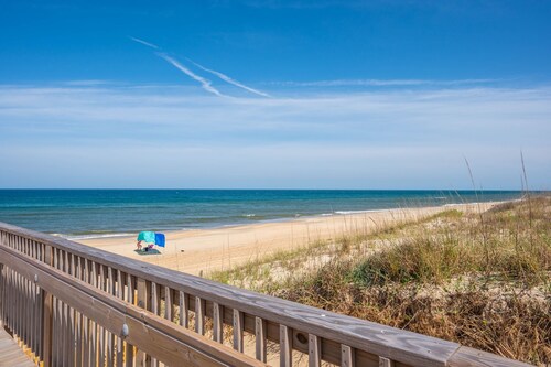 Coastal Comfort: Oceanfront Townhome, Ocean Views from King en Suite, Community Pool and Tennis