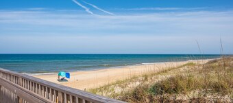 Coastal Comfort: Oceanfront Townhome, Ocean Views from King en Suite, Community Pool and Tennis