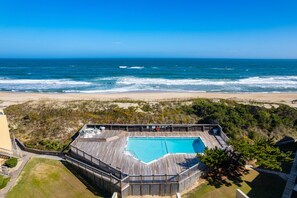 Pool - Coastal Comfort: Oceanfront Townhome, Ocean Views from King en Suite, Community Pool and Tennis (Nags Head)