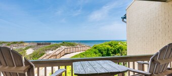 Coastal Comfort: Oceanfront Townhome, Ocean Views from King en Suite, Community Pool and Tennis