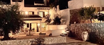 Luxurious house with pool, views, and parking.