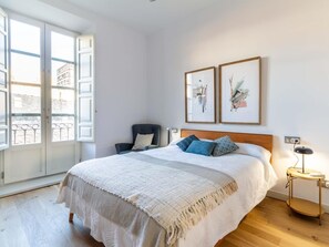 3 slaapkamers, een strijkplank/strijkijzer, wifi, beddengoed