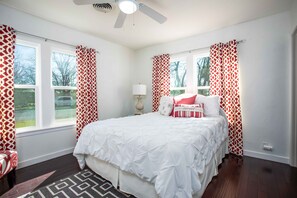 3 bedrooms, iron/ironing board, free WiFi, bed sheets - The Painted Buffalo | Firepit | Great Backyard (Fredericksburg)