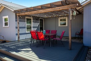 Outdoor dining - The Painted Buffalo | Firepit | Great Backyard (Fredericksburg)