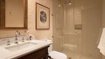 Phòng Suite phong cách cổ điển | Phòng tắm | Đồ dùng nhà tắm được thiết kế riêng, máy sấy tóc, áo choàng tắm
