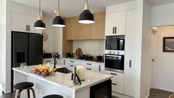 Køleskab, mikrobølgeovn, ovn, kogeplade