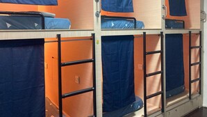 Coffres-forts dans les chambres, fer et planche à repasser