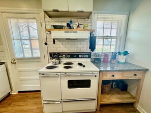 Fridge, microwave, oven, stovetop - Maple Manor at Revolution Mill (Greensboro)