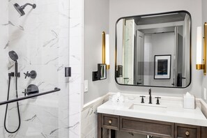 Sèche-cheveux, bidet, serviettes fournies, savon