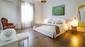 A bedroom with a bed, a chair, a lamp, and a painting on the wall. - Beautiful private villa for 10 guests with WIFI, A/C, private pool, TV and terrace (Trapani)