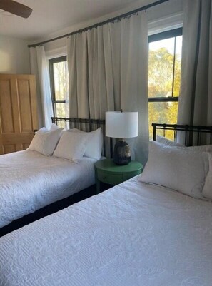 3 habitaciones, tabla de planchar con plancha y cuna de viaje 
