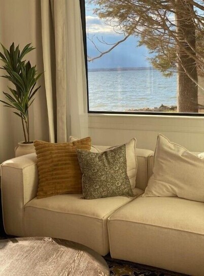 Historic Waterfront Escape • Dock, Deck, Fire Pit, Views, Peace & Kayaks