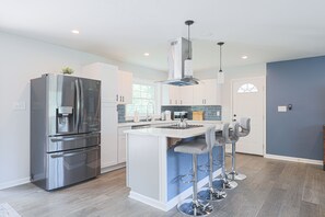 冷蔵庫、電子レンジ、オーブン、コンロ