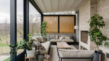 Smart TV, fireplace