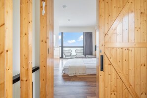 Escritorio, sistema de insonorización y wifi gratis