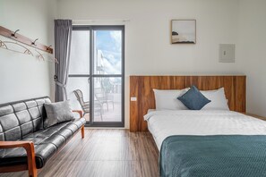 Deluxe Double Room with Balcony | Desk, soundproofing, free WiFi - Penghu Story Teller Easy Stay (Magong)