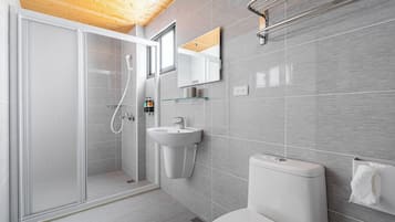 Deluxe Double Room with Sea View and Balcony | Bathroom | Shower, hair dryer, slippers, towels