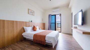 Quarto casal, sacada, vista para o oceano | Escrivaninha, quartos à prova de som, Wi-Fi de cortesia