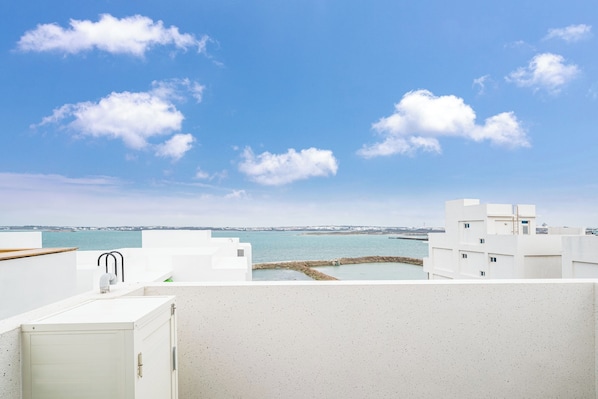 Deluxe Double Room with Sea View and Balcony | Balcony - Penghu Story Teller Easy Stay (Magong)